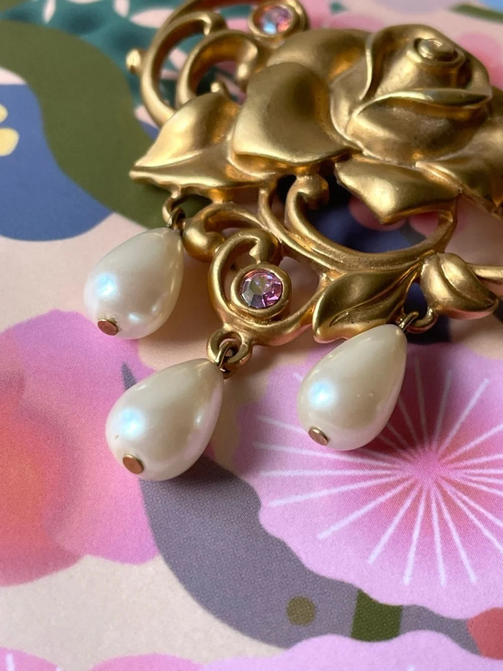 Vintage goldtone Avon faux pearl teardrop pink AB crystal rose brooch fairycore
